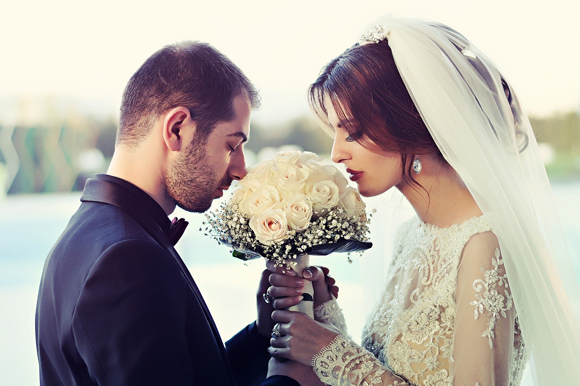 Mariés regardants le bouquet